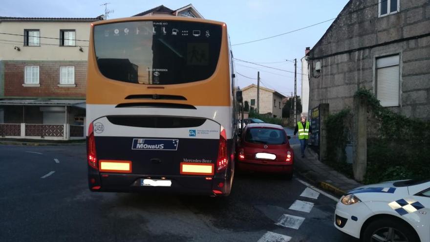 El autobús y el coche en el lugar del choque.