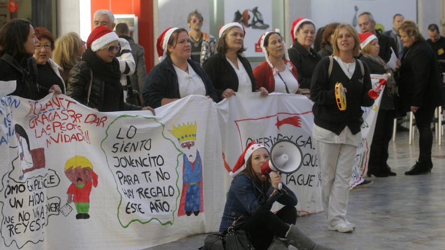 Imagen de archivo de una protesta de las limpiadoras de Defensa en Cartagena, durante la pasada Navidad.