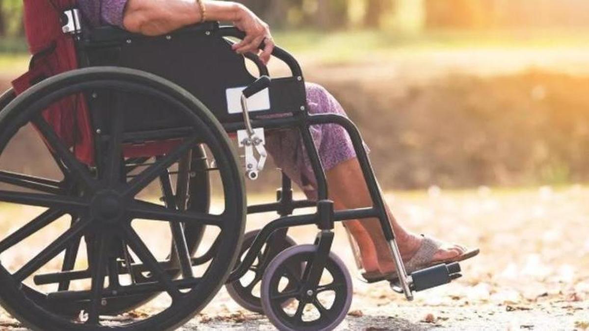 Mujer en silla de ruedas.