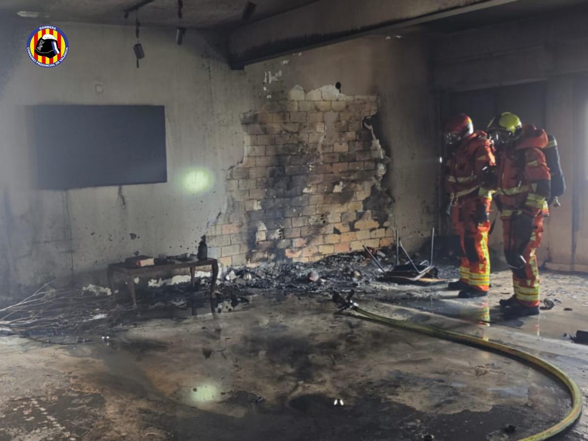 Estado en el que ha quedado el local incendiado en Ontinyent.