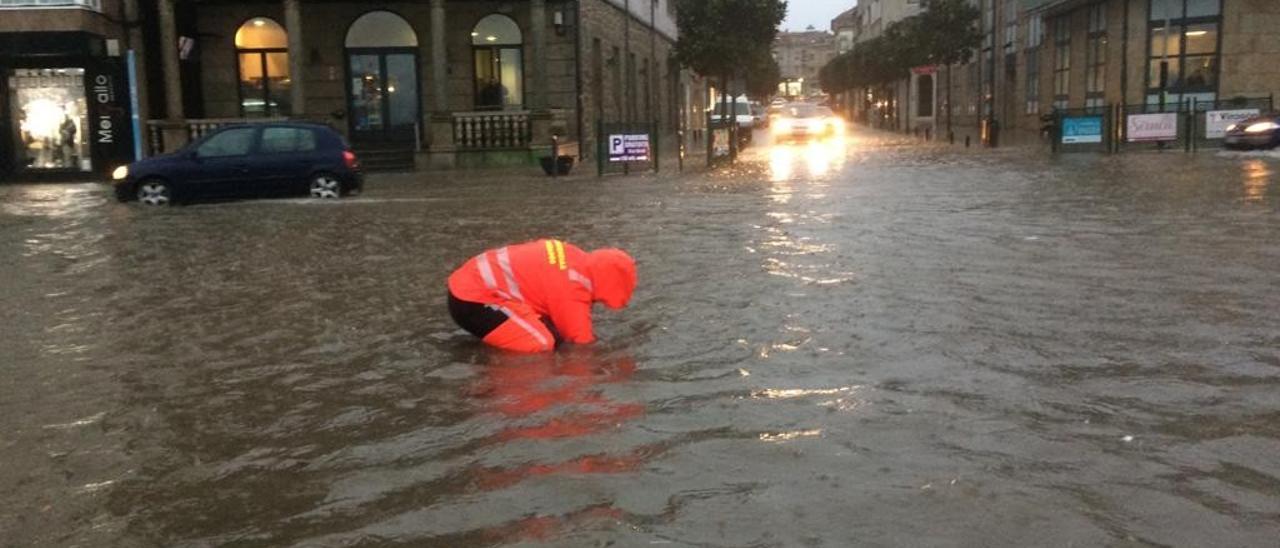 Una inundación en el entorno de la plaza de abastos y de la cofradía de pescadores, en enero de 2020