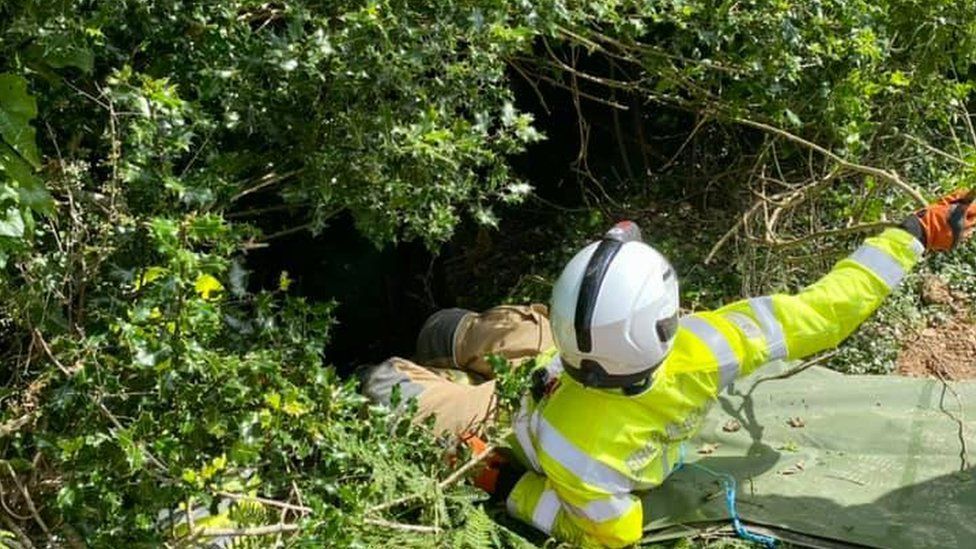 Un hombre se prepara para descender al lugar donde se encontraba la mujer rescatada en la localidad británica de Bodmin, el pasado día 14.