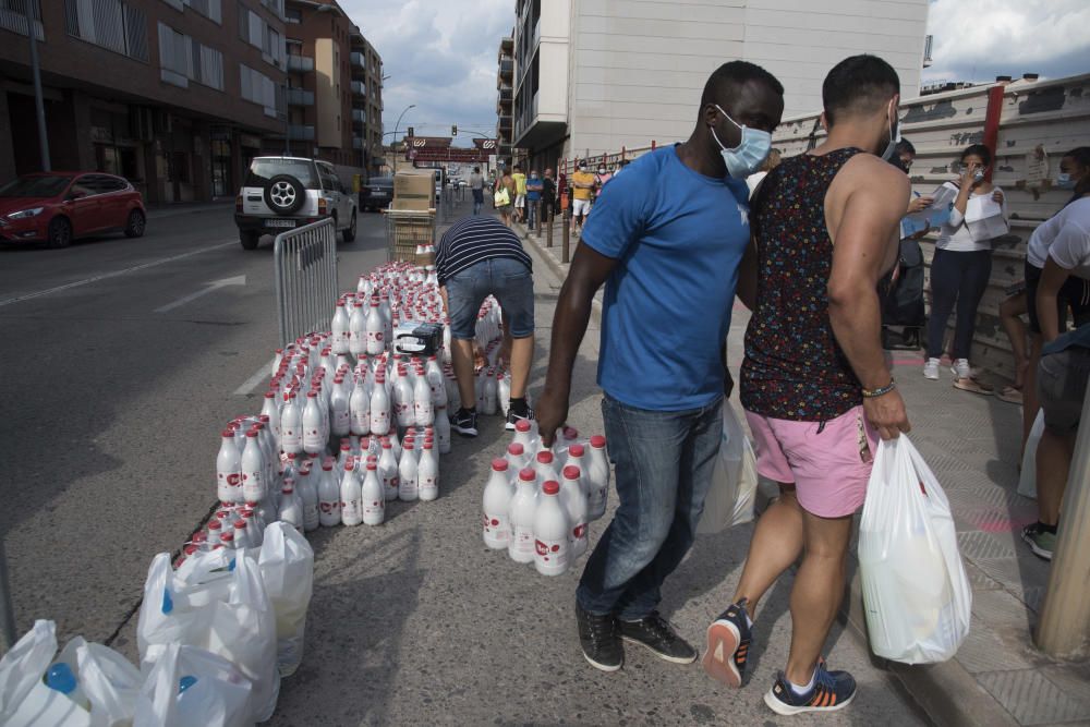 Usuaris i voluntaris de la plataforma d'aliments de Manresa