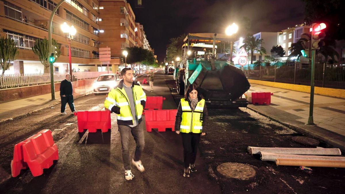 Carolina Darias y Carlos Díaz visitan las obras de asfaltado de Tomás Morales.