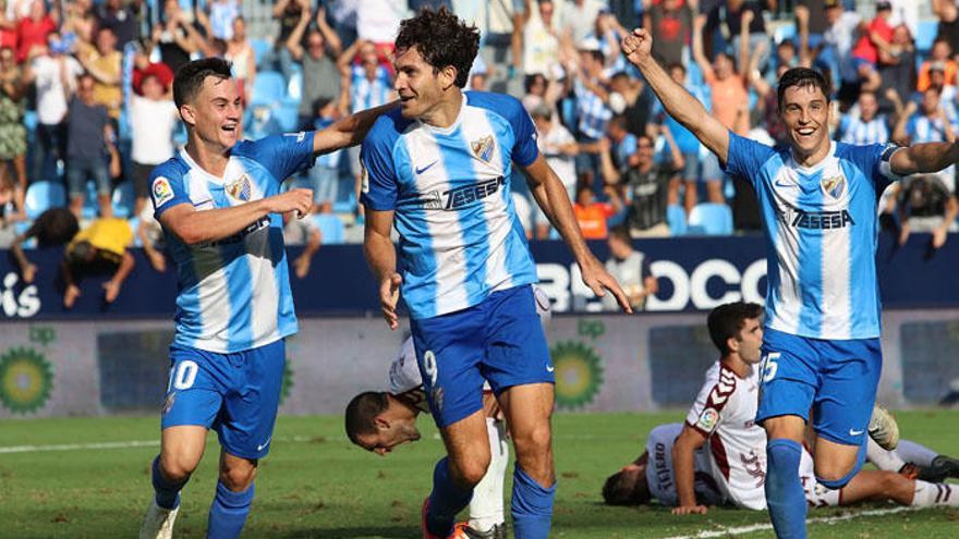 Blanco Leschuk celebra uno de los goles junto a Juanpi y Ricca.