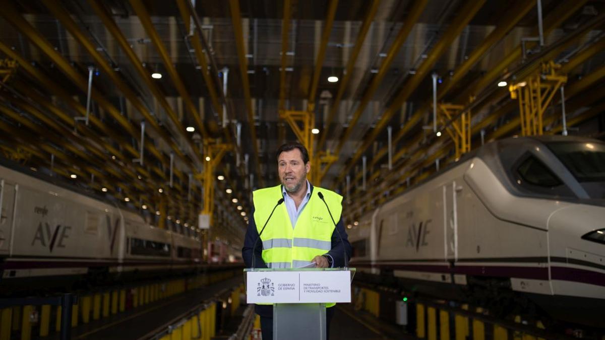 El ministro de Transportes y Movilidad Sostenible, Óscar Puente, interviene durante la presentación del Plan director de inversiones en los talleres de Renfe 2025-2030, en los Talleres de Renfe en Fuencarral, a 10 de octubre de 2025, en Madrid