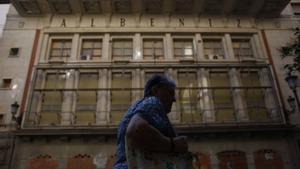 Una mujer pasa por delante del Teatro Albéniz, cuando aún estaba tapiado en 2014.