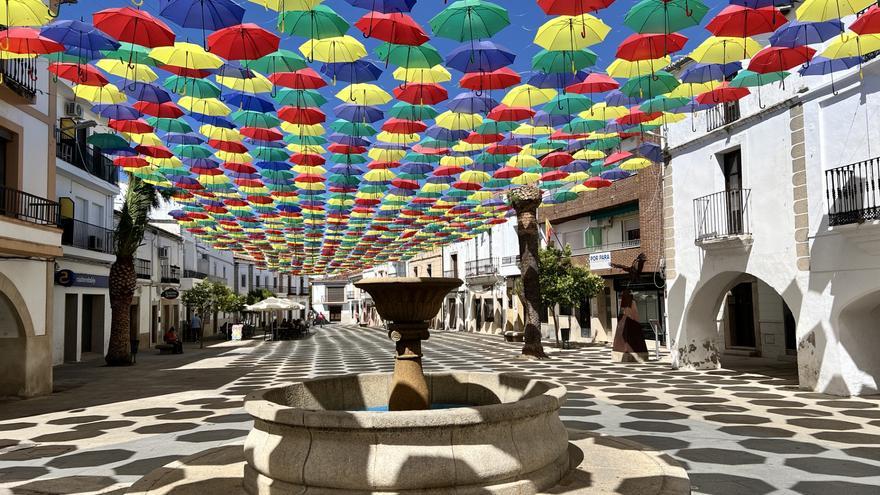 Mil quinientos paraguas llenan de color la plaza Mayor de Malpartida de Cáceres un año más