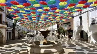 Mil quinientos paraguas llenan de color la plaza Mayor de Malpartida de Cáceres un año más