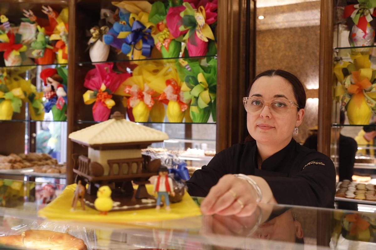 Mayte Rodríguez, con un hórreo de chocolate en Ovetus.