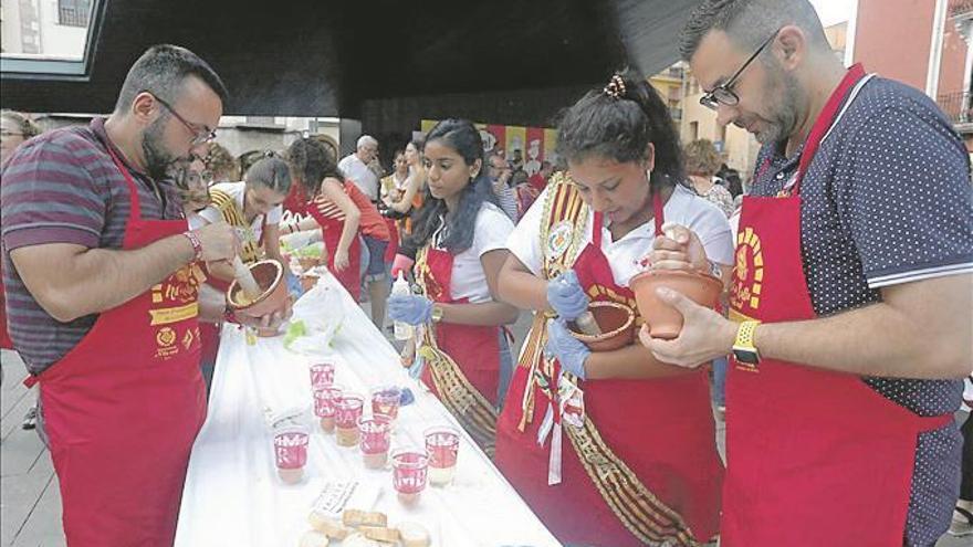 Peñistas y vecinos en general salieron ayer de nuevo a la calle para disfrutar de su cita festiva más popular, la Xulla.