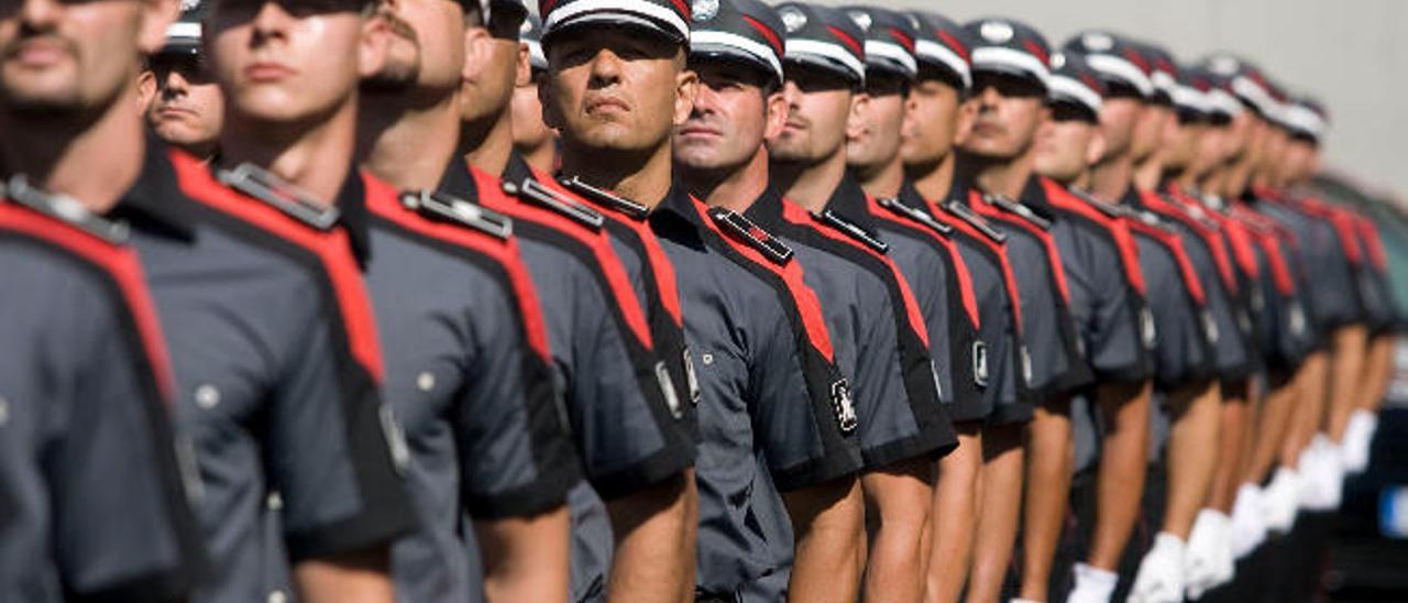 Agentes de la Policía Canaria en formación en un acto oficial.