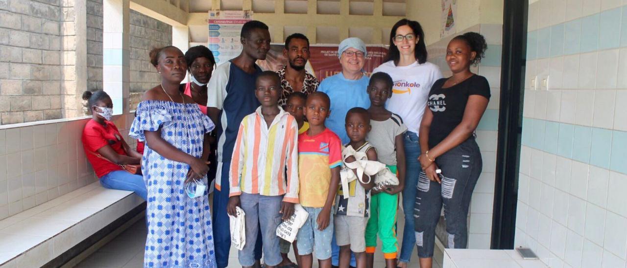 El doctor Martínez Esteban, con parte del equipo de la clínica de Kinshasa.