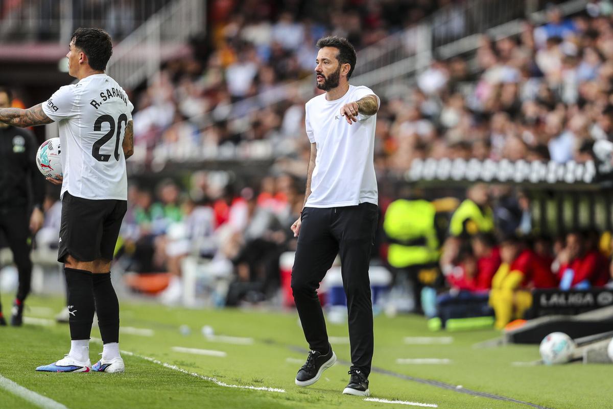 Carlos Corberan, head coach of Valencia CF, gestures during the Spanish league, LaLiga EA Sports, football match played between Valencia CF and Girona FC at Mestalla stadium on April 25, 2026, in Valencia, Spain. AFP7 25/04/2026 ONLY FOR USE IN SPAIN. Ivan Terron / AFP7 / Europa Press;2026;SOCCER;SPORT;ZSOCCER;ZSPORT;Valencia CF V Girona FC - LaLiga EA Sports