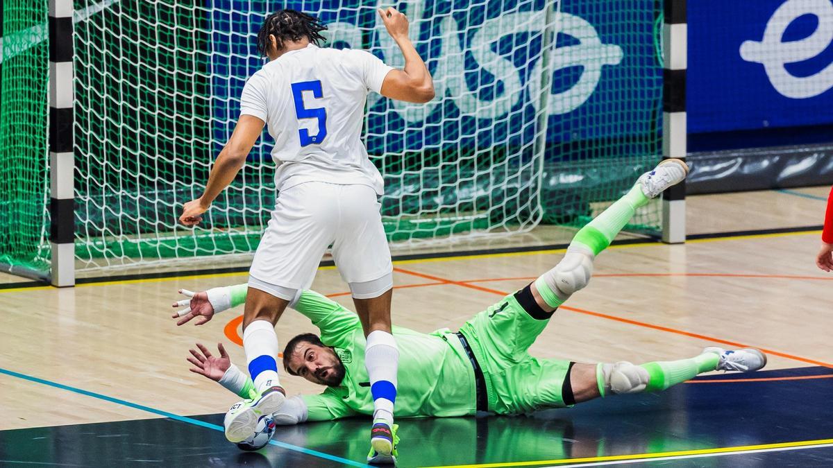 Fabio pugna con un defensor de Finlandia.