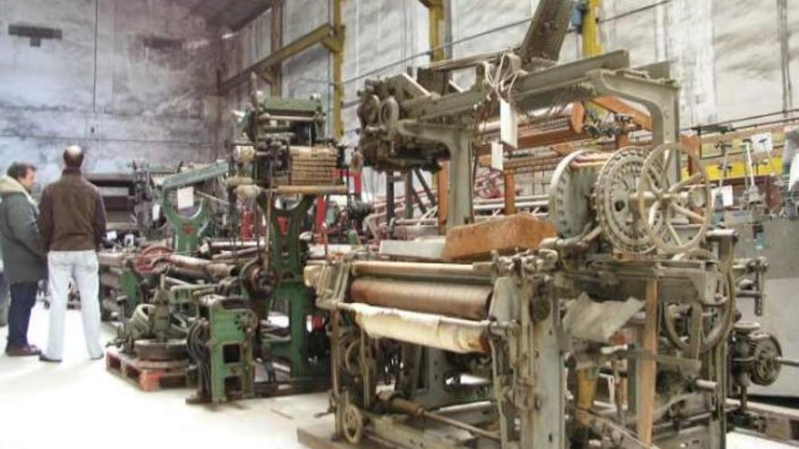 Imagen de la maquinaria antigua almacenada en una nave municipal en Alcoy.