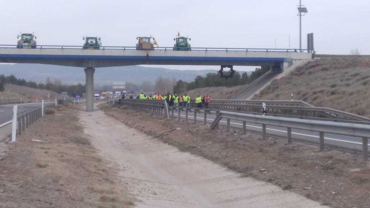 Un grupo de agricultores han cortado la autovía Mudéjar (A-23), a la altura de Villadoz (Zaragoza).
