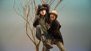 Pol López (derecha) y Nao Albet, en ’Esperant Godot’, en la Sala Beckett.