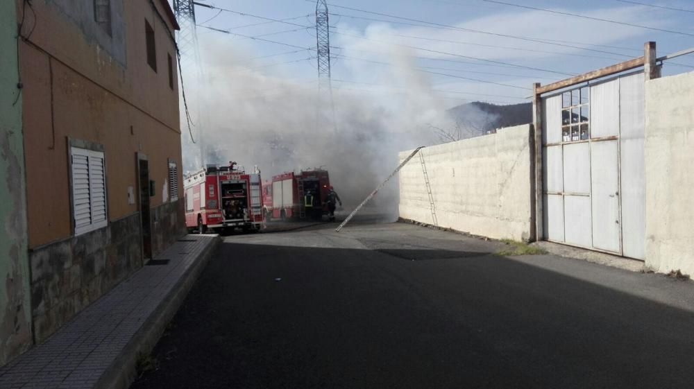 Incendio en Salto del Negro de tres ambulancias y un furgón