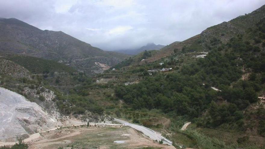 Aspecto de la antigua cantera nerjeña del río de la Miel.