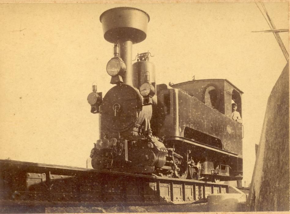 Locomotora amb l’apagaguspires a la xemeneia, a finals del segle xix. AMSFG.