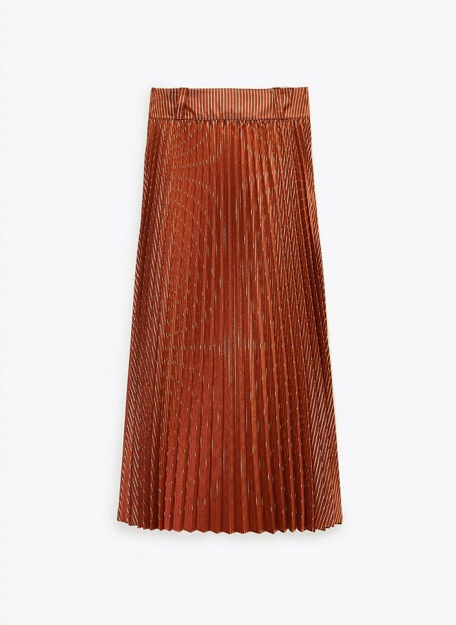 La falda plisada color teja con brillos, de Uterqüe