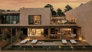 Así es uno de los hoteles más lujosos de Baleares, y está en Ibiza: dos mansiones y suites dentro de cuevas