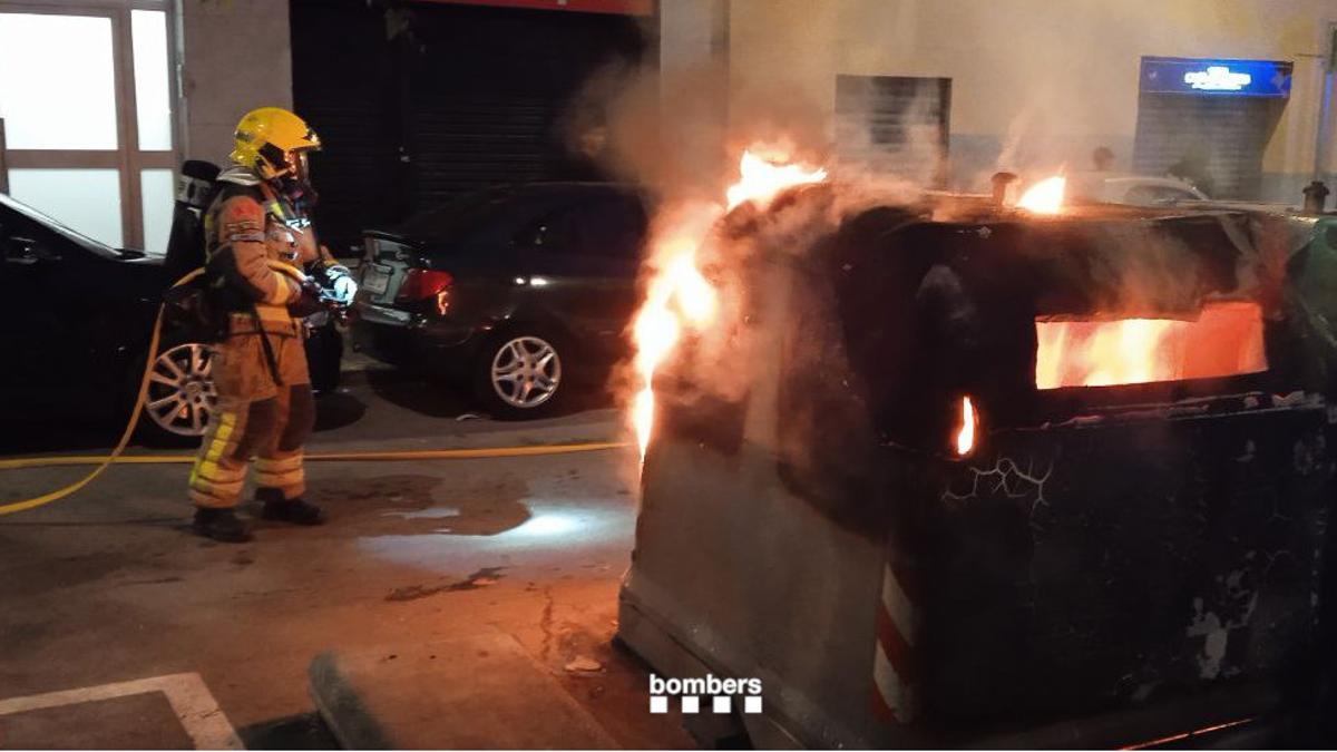 Bomberos apagan el incendio provocado de un contenedor en Mataró
