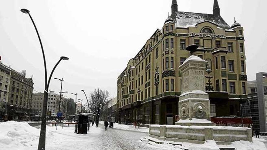 L&#039;hotel Moskva, al centre comercial de Belgrad, nevat.