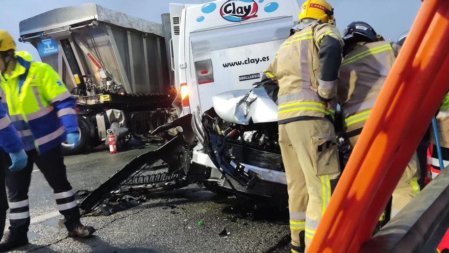 Colapso en la A-7 a la altura de los centros comerciales de Murcia tras un aparatoso accidente
