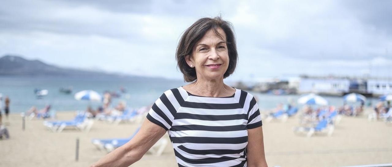 Lola Galovart junto a la playa de Las Canteras, cerca de donde tiene su residencia actualmente