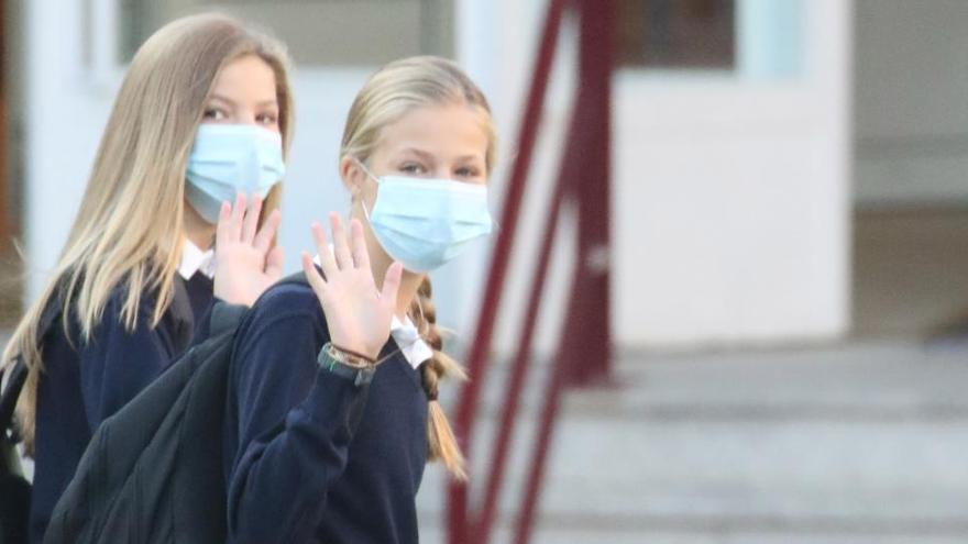 La Infanta Sofía y la Princesa Leonor, a su llegada al colegio.