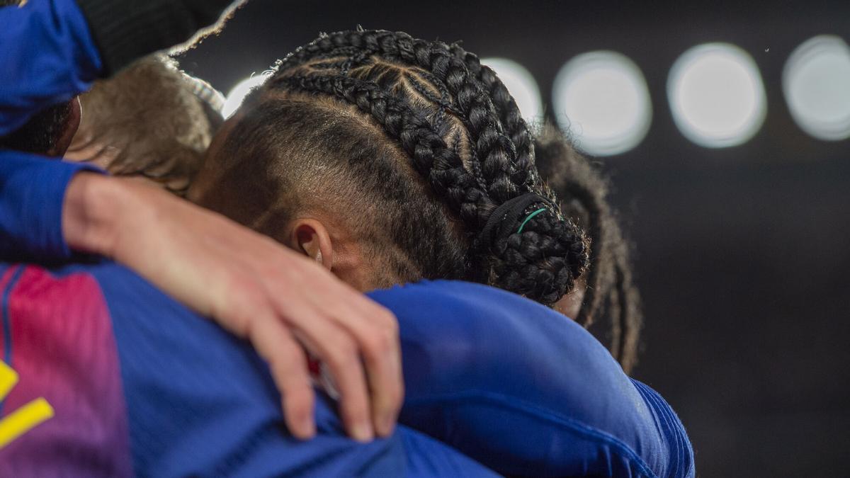 Raphinha, con su característico peinado, es felicitado tras marcar ante el Atlético.