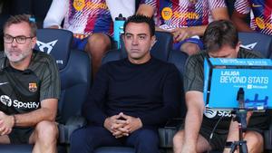 Xavi, serio durante el clásico celebrado en Montjuic