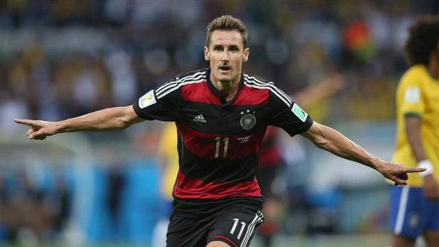 Klose celebra un tanto con la selección alemana
