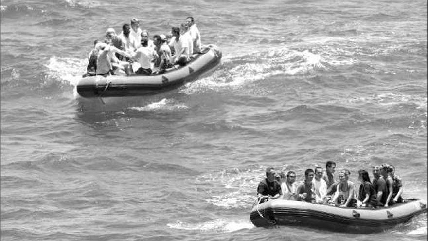 Los tripulantes del velero de lujo «Ponant», secuestrados por piratas somalíes y liberados ayer, se dirigen en bote hacia un barco de la Armada francesa.