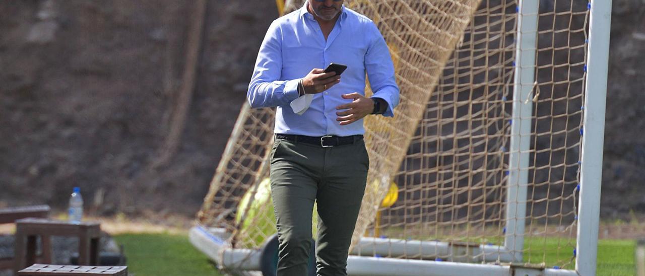 Luis Helguera, director deportivo de la UD Las Palmas, durante el entrenamiento del pasado viernes en Barranco Seco. | | JUAN CARLOS CASTRO