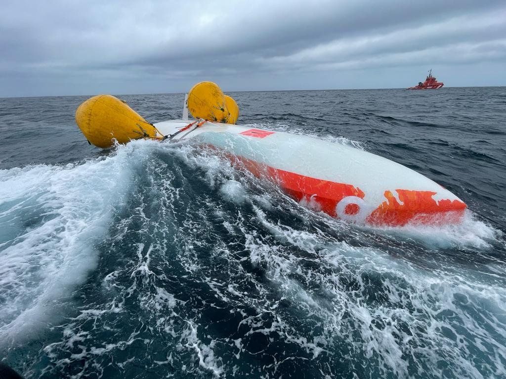 Así fue rescatado el tripulante del velero volcado en Malpica