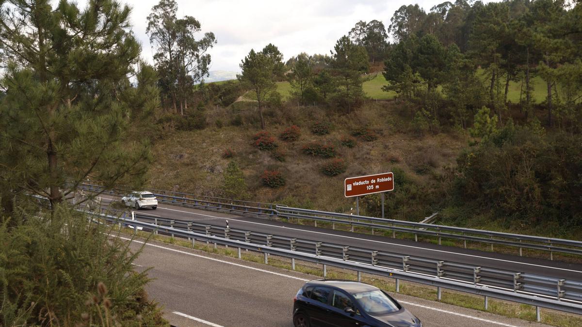 La Guardia Civil vigila las guanteras en busca del papel actualizado: hasta 800 euros de multa por no llevarlo