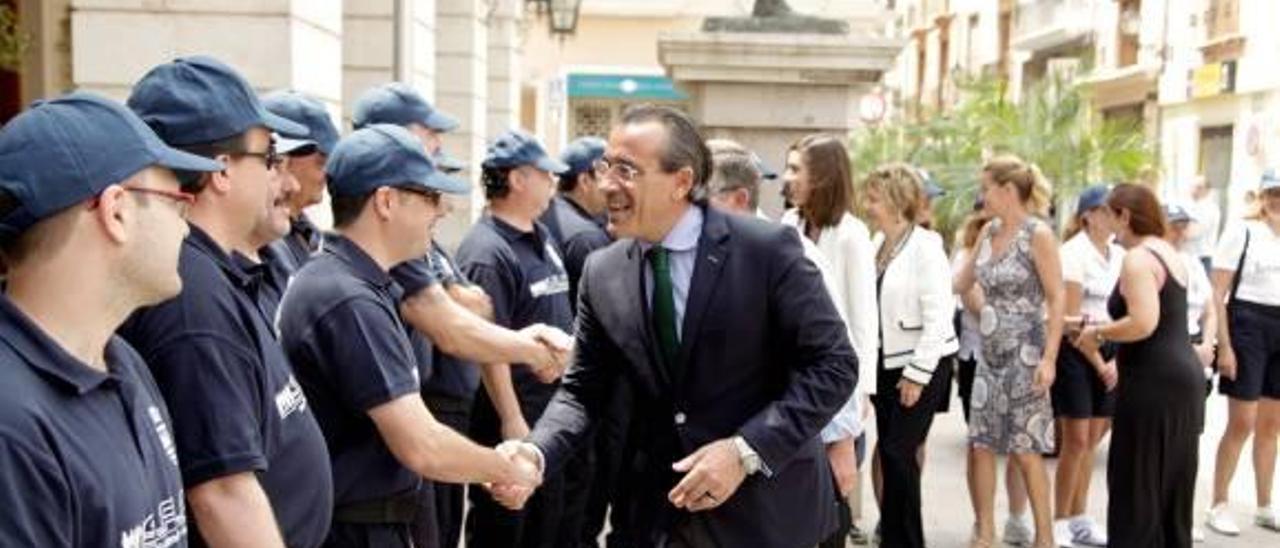 Gandia destina 80 personas del Plan de Empleo a combatir el ruido y el botellón