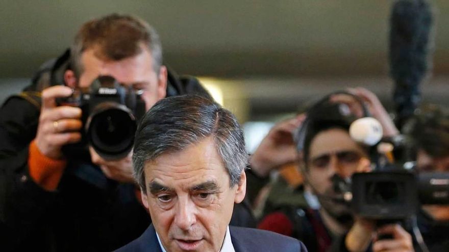 Fillon se enroca pese a ser imputado por los empleos ficticios de su esposa e hijos