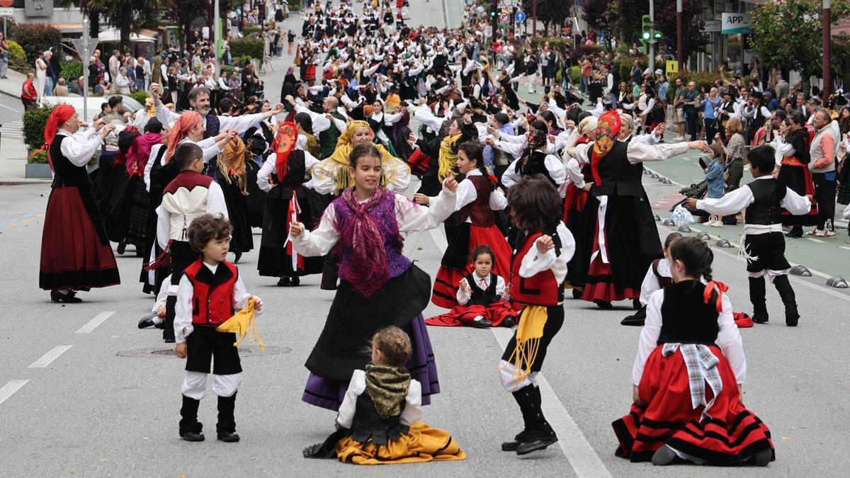 Vigo baila «al compás de una muiñeira»