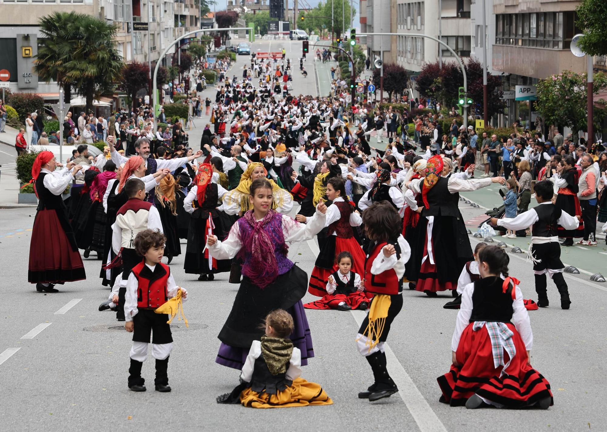 Vigo baila «al compás de una muiñeira»