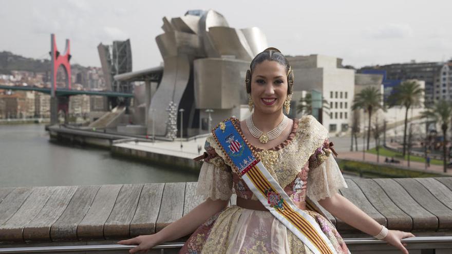 Una fallera de la Corte de Honor, ante el Guggenheim de Bilbao.