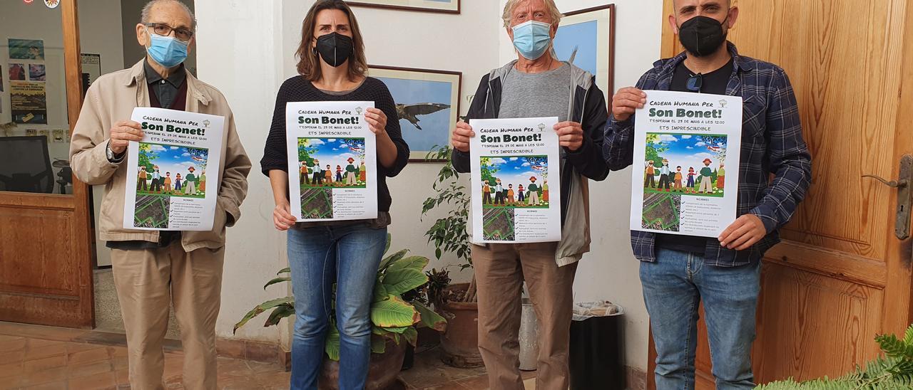 Cadena humana para proteger el pulmón verde de Son Bonet