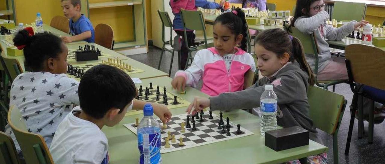 Los niños riosellanos, jugando al ajedrez en clase.