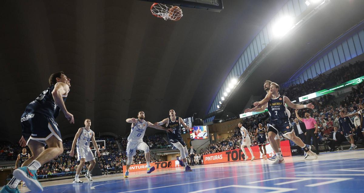 EN IMÁGENES: Así fue el Alimerka Oviedo Baloncesto-Súper Agropal Palencia en el Palacio de los Deportes
