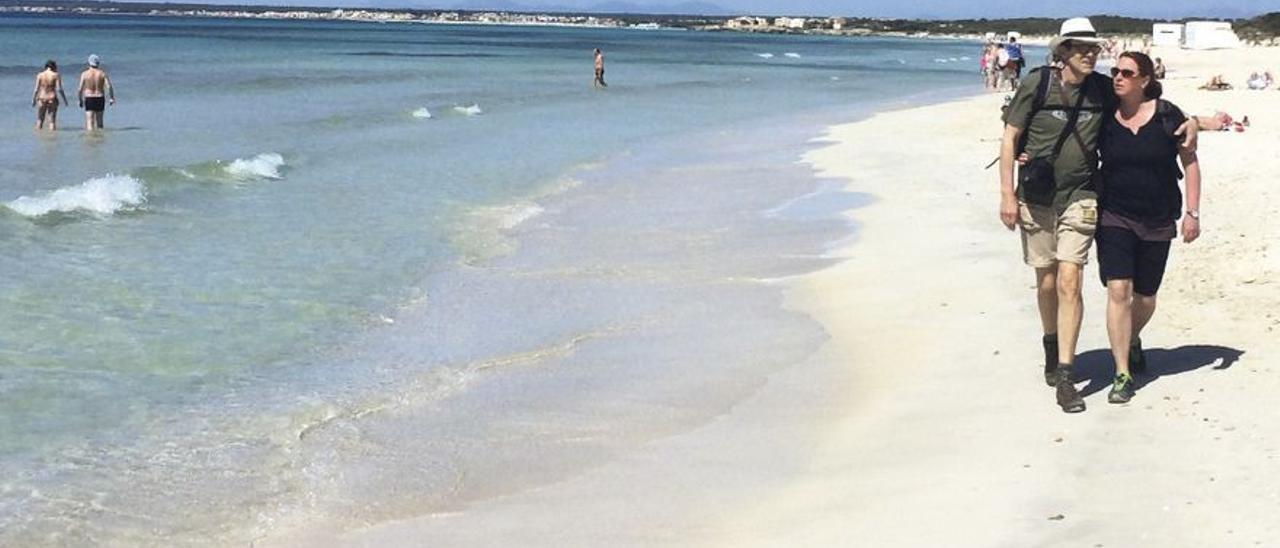 Una pareja pasea por la playa de es Trenc, en Campos.