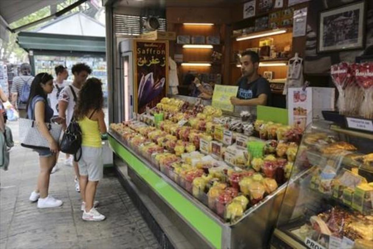 NOU COMERÇ Fruita on abans hi havia ocells. NOU COMERÇ Fruita on abans hi havia ocells.