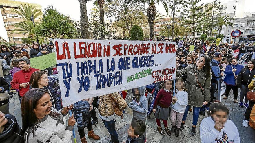 Manifestación contra el decreto de plurilingüismo en las zonas castellanohablantes.